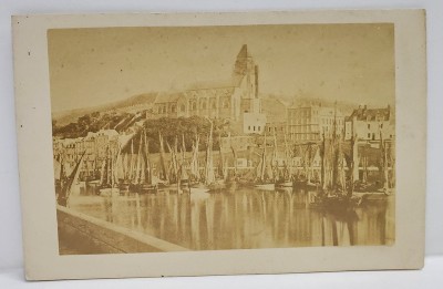 FOTOGRAF E. HACLON , EU et TREPORT , FRANTA , VASE CU PANZE IN PORT SI CATEDRALA , FOTOGRAFIE TIP C.D.V. , SFARSITUL SEC. XIX foto