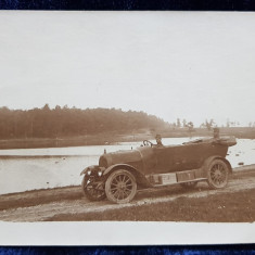 MILITAR CONDUCAND O MASINA DE EPOCA DECAPOTABILA , IN TIMPUL IERNII , FOTOGRAFIE TIP CARTE POSTALA , MONOCROMA, CIRCULATA , DATATA 1917