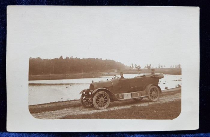 MILITAR CONDUCAND O MASINA DE EPOCA DECAPOTABILA , IN TIMPUL IERNII , FOTOGRAFIE TIP CARTE POSTALA , MONOCROMA, CIRCULATA , DATATA 1917