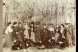 FOTO VECHE PE SUPORT CARTON (DOAMNE ,DOMNISOARE SI OFITERI)SEMNATA:GEORGE CAIN