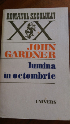 Lumina in octombrie John Gardner 1984 foto