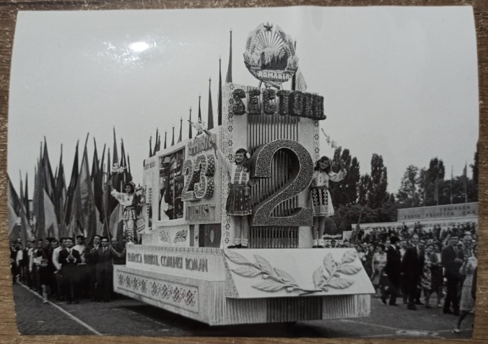 Scena de la defilarea din 23 august 1984, Sectorul 2// fotografie