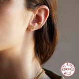 Cumpara ieftin bijuterii de tip stack (suprapuse) pentru ureche, realizate din argint 925 placat cu aur galben, evidentiind un stil minimalist si contemporan.