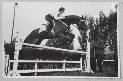 TANARA PE CAL LA SARITURI PESTE OBSTACOLE , CONCURS HIPIC , SCOALA DE CALARIE , FOTOGRAFIE, 1935 foto