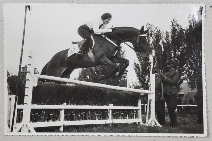 TANARA PE CAL LA SARITURI PESTE OBSTACOLE , CONCURS HIPIC , SCOALA DE CALARIE , FOTOGRAFIE, 1935