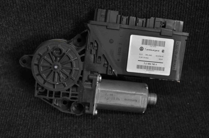 Motor macara geam ușă st&acirc;nga spate VW TOUAREG 7LA, 7L6, 7L7 2004 OEM: 7L0959795A 1503469