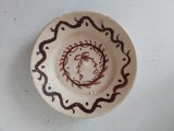 Farfurie ceramica, anii 80, lucrata manual, 15cm diametru, cu agatatoare