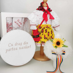 Set Botez Traditional , Costum Traditional Fetite Floral 3 , 4 piese costumas , lumanare, trusou si cufar