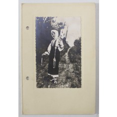 TANARA IN COSTUM POPULAR , CU FURCA DE TORS , FOTOGRAFIE , INTERBELICA