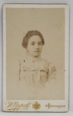 FOTOGRAF W. OPPELT , BUCURESTI , FETITA CU ROCHIE ALBA , FOTOGRAFIE C.D.V. , SFARSITUL SEC. XIX foto