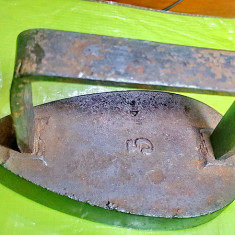 F279- Calcator vechi metal nr. 5. Marimi: 18/10/9 cm.