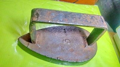 F279- Calcator vechi metal nr. 5. Marimi: 18/10/9 cm. foto