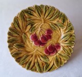 superba farfurie veche din ceramica pictata, imagine cirese, semnata Sarreguemines fabricata in Franta - Aplica, obiect decor, arta decorativa