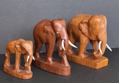 Familie de Elefanti cu pui - Set de 3 sculpturi de animale, cioplite manual in lemn, specii ocrotite