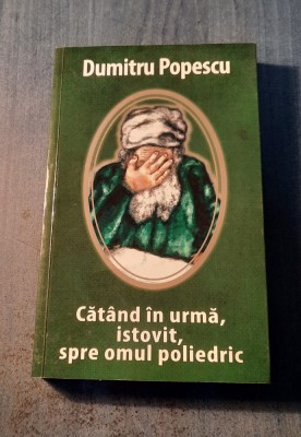 Catand in urma , istovit , spre omul poliedric Dumitru Popescu cu autograf foto