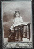 Fotografie pe carton, fetita cu carte, inceput de secol XX