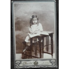 Fotografie pe carton, fetita cu carte, inceput de secol XX