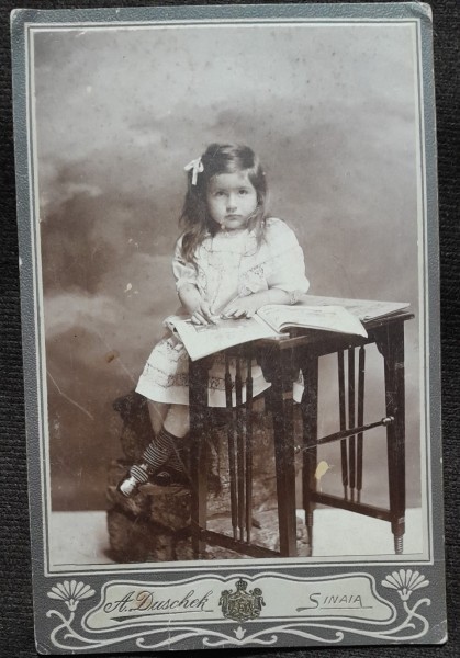 Fotografie pe carton, fetita cu carte, inceput de secol XX