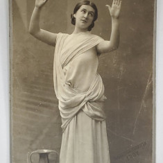 STUDIO C. PIETZNER , VIENA , TANARA CU COSTUM ANTIC , FOTOGRAFIE CABINET , 1907