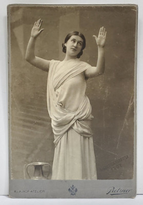 STUDIO C. PIETZNER , VIENA , TANARA CU COSTUM ANTIC , FOTOGRAFIE CABINET , 1907 foto