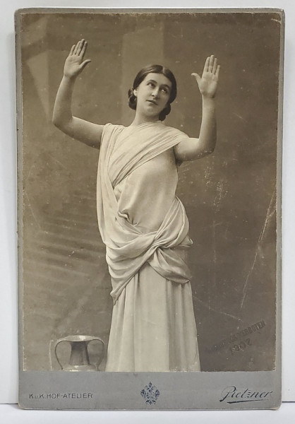 STUDIO C. PIETZNER , VIENA , TANARA CU COSTUM ANTIC , FOTOGRAFIE CABINET , 1907