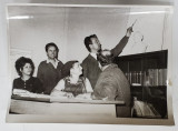 FABRICA &#039; INOX &#039; , CABINET DE STIINTE SOCIALE , FOTOGRAFIE DE PRESA , ANII &#039; 70