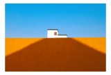 Tablou Canvas Abstract Umbra &icirc;mbrățiș&acirc;nd casa albă, 39 x 26 cm, CMCLASS
