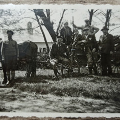 Grup de vanatori romani cu trasura// fotografie interbelica