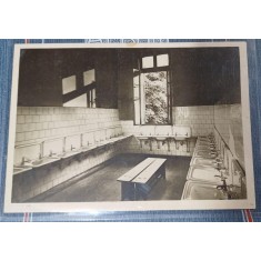 Carte postala - Scoala centrala de fete din Bucuresti: Sala de spalat dintre dormitoarele 1-2 (insemnata)