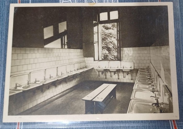 Carte postala - Scoala centrala de fete din Bucuresti: Sala de spalat dintre dormitoarele 1-2 (insemnata)