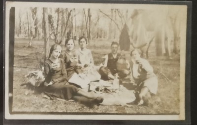 Realfoto - padurea Oopeni , picnic , damigeana , sifon foto
