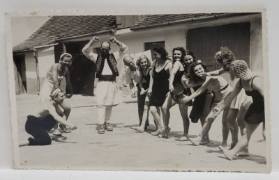 GRUP DE BALERINE , IN CURTEA UNEI CASE TARANESTI , FOTOGRAFIE FORMAT CARTE POSTALA , INTERBELICA foto