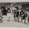 GRUP DE BALERINE , IN CURTEA UNEI CASE TARANESTI , FOTOGRAFIE FORMAT CARTE POSTALA , INTERBELICA