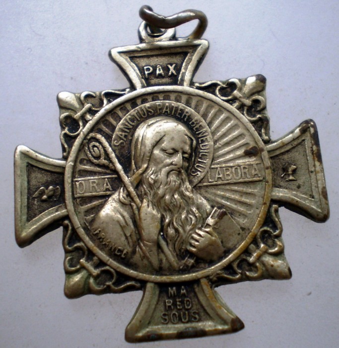 5.328 PANDANTIV RELIGIOS CRUCIFIX SANCTUS PATER BENEDICTUS