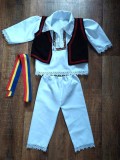 Costum popular pentru baieti: Pantalon, bluza, vesta si brau tricolor,