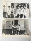 *lot 2 poze vechi (anii 70) serbare scoalara in clasa, copii in costume populare