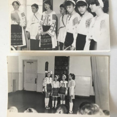 * lot 2 poze vechi (anii 70) serbare scoalara in clasa, copii in costme populare