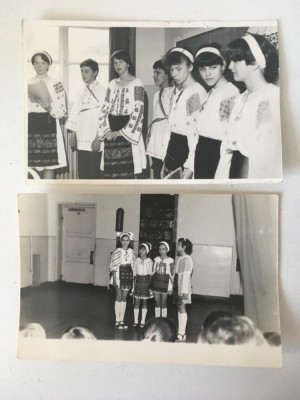 *lot 2 poze vechi (anii 70) serbare scoalara in clasa, copii in costume populare foto