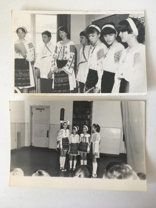 *lot 2 poze vechi (anii 70) serbare scoalara in clasa, copii in costume populare