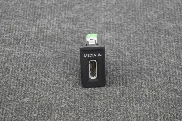 Port USB/AUX-In VW GOLF VII 5G1, BQ1, BE1, BE2 2015 OEM: 5G0035222A,5G0035736 11356923