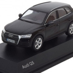 Macheta auto Audi Q5 negru 2016, 1:43 Spark Dealer edition