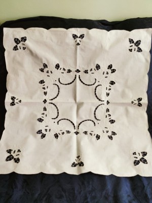 Față de masă bej, broderie foto