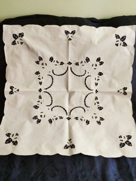 Față de masă bej, broderie