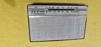 RADIO ZEFIR 7 TRANZISTOARE , ELECTRONICA , DOAR CARCASA SI DIFUZORUL foto