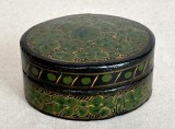 Caseta mica ovala (pentru cercei) din lemn presat, pictat manual cu ornamente florale si lacuit, vintage anii 60