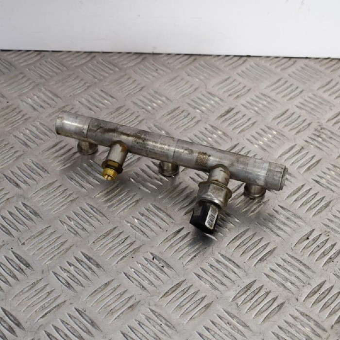 Rampa de combustibil st&acirc;nga AUDI A4 8EC, B7 2007 OEM: 06E130089B 2573636
