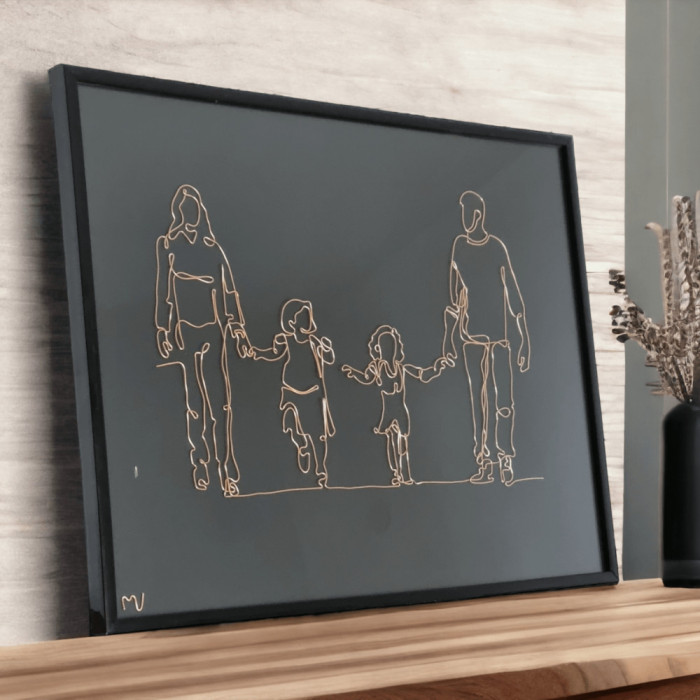 Happy family, tablou din fir continuu de sarma placata cu aur, 31&times;41 cm