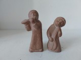 2 figurine ceramice / lut, muzicieni, eticheta Kunsthaus Krichel M&ouml;nchengladbach, Germany, 11 si 13cm inaltime