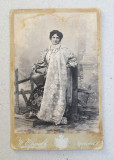 Fotografie veche femeie in costum popular