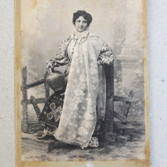 Fotografie veche femeie in costum popular